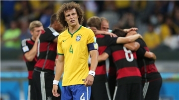 Brasiliens Kapitän David Luiz kann nur sparsam gucken: Sein Team ging gegen Deutschland unter.