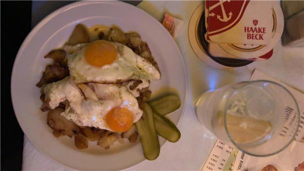 Bratkartoffeln mit Spiegeleiern und Gewürzgurken gehören zu den Klassikern im „Ei“.