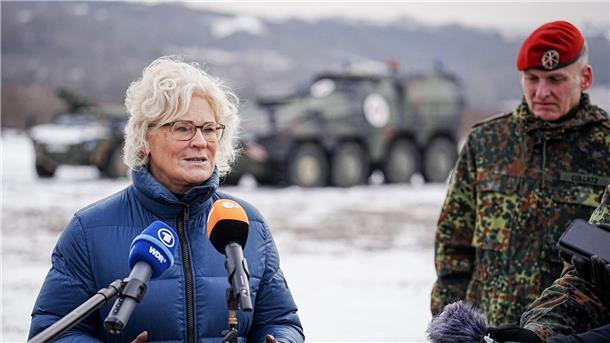 Lambrecht: Panzer-Test kurz vor Nato-Auftrag war richtig „Brauche verlässliche Systeme und nicht welche, die ich irgendwann in 2025 vielleicht einsetzen kann“: Verteidigungsministerin Christine Lambrecht.