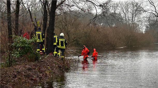 Hochwasser-Update: Feuerwehr bekommt in Stuckenborstel unterstützung von Landwirten Brauel am 24.12.2023