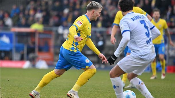 Braunschweig feiert wichtigen 1:0-Sieg über Darmstadt Braunschweigs Lino Tempelmann schießt das Tor zum 1:0.