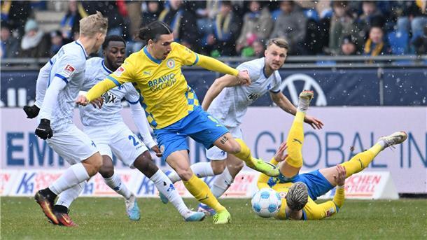 Braunschweig feiert wichtigen 1:0-Sieg über Darmstadt Braunschweigs Rayan Philippe (M) setzt sich durch.