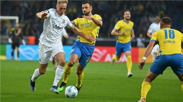 Braunschweigs Robin Krauße im Zweikampf mit dem Ex-Braunschweiger Florian Krüger.