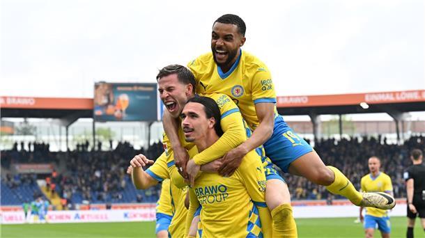 Lautern stolpert erneut im Aufstiegsrennen Braunschweigs Spieler feiern das 2:0 von Rayan Philippe (vorn).