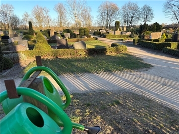 Ein Blick vom Haupteingang aus auf den Friedhof in Breddorf. Noch in diesem Jahr soll dort die Umgestaltung beginnen.