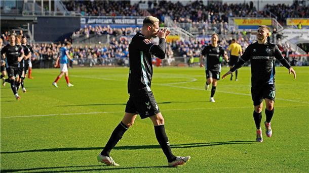 Werder-Profis kicken gegen OSC Bremerhaven im Nordsee-Stadion Bremens Marvin Duksch jubelt nach seinem Tor per Freistoß.