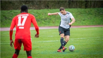 Bremen-Liga 2022/23. OSC Bremerhaven gegen FC Oberneuland. Im Bild: Muhammad Sey und Meiko Gagelmann am Ball. Foto: Hartmann