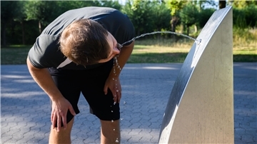 Mann am Trinkbrunnen