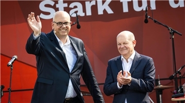 Bremens Andreas Bovenschulte (l) erhält Wahlkampfunterstützung von Bundeskanzler Olaf Scholz.