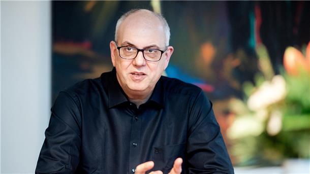 Andreas Bovenschulte (SPD), Bürgermeister von Bremen, spricht bei einem dpa-Interview im Rathaus.