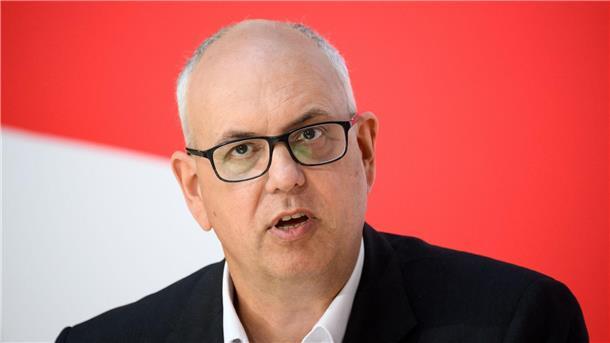 Bremens Bürgermeister Andreas Bovenschulte (SPD) spricht bei einer Pressekonferenz.