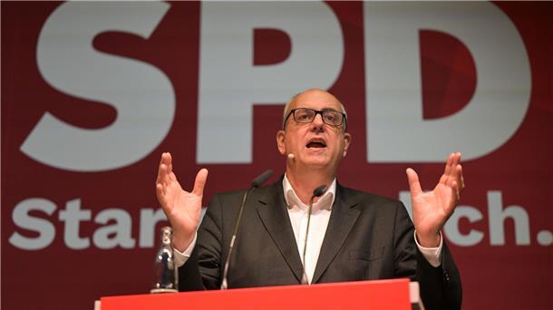 SPD und Grüne klar für neue Koalition in Bremen Bremens Bürgermeister Andreas Bovenschulte (SPD) während des Landesparteitags der SPD Bremen.