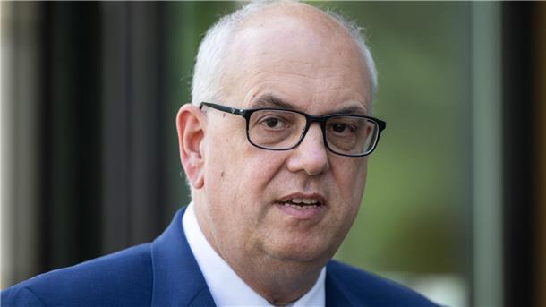 Bremens Bürgermeister Andreas Bovenschulte (SPD) weist Kritik an der sogenannten FreiKarte für Kinder und Jugendliche zurück. Archivbild