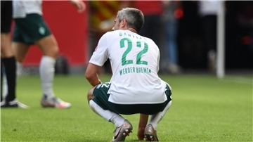 Bremens Fin Bartels hockt nach der 1:3-Niederlage auf dem Platz.