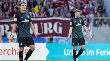 Bremens Jens Stage (links) und Marvin Ducksch wirken niedergeschlagen. 