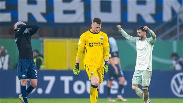 Bremens Leonardo Bittencourt (r) jubelt nach dem Schlusspfiff in Paderborn.