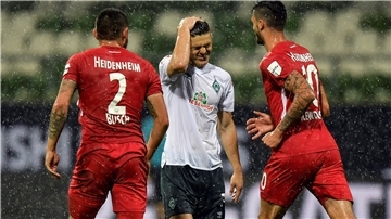 Bremens Milot Rashica (Mitte) reagiert enttäuscht. Werder und Heidenheim trennten sich 0:0.