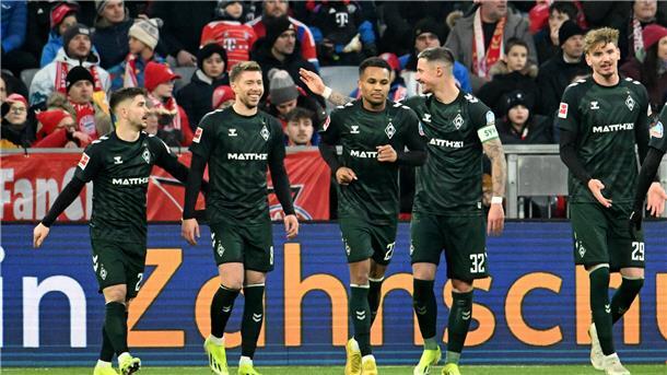 Bremens Mitchell Weiser (2.vl) bejubelt sein Tor zum 0:1 mit den Teamkollegen.