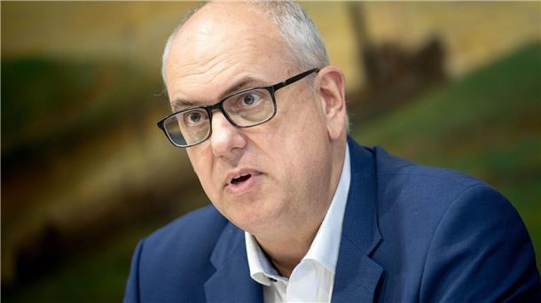 Bovenschulte lobt Einigung bei Flüchtlingskosten Bremens Regierungschef Andreas Bovenschulte sitzt bei einer Pressekonferenz.