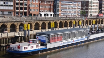 Theaterschiff liegt  in Bremen
