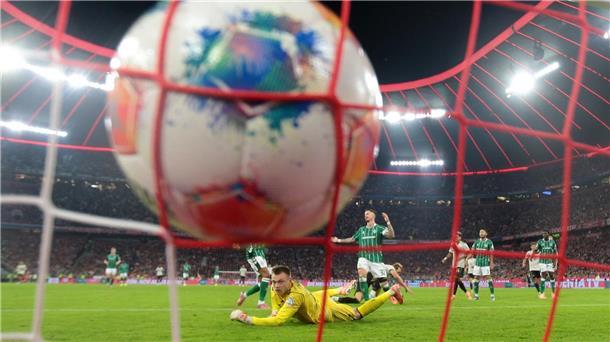 Bremens Torhüter Karl Hein kann den Treffer zum 2:0 durch Münchens Kane nicht halten.