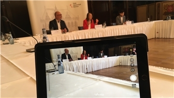 Bildungssenatorin Sascha Aulepp (SPD) gibt eine Pressekonferenz.