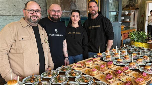 Berlinale-Charity: Diese Bremerhavener trumpfen zwischen Stars & Sternchen groß auf Bremerhaven beeindruckt Berlin (von links): Veranstalter Timo Wentzel mit Arthur Schäfer, einer Mitarbeiterin von „Cakes and Bowls“ und Dennis „The Smasher“ Holstein aus Cuxhaven.