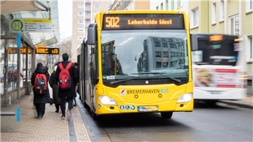 Bus an Haltestelle