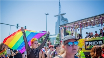 Bremerhaven feiert seinen zweiten Christopher-Street-Day mit einer Parade quer durch die Innenstadt. Der Parade schlossen sich auf dem Weg über die Kennedybrücke über die Lloydstraße und zurück zum Theodor-Heuss-Platz hunderte Leute an.