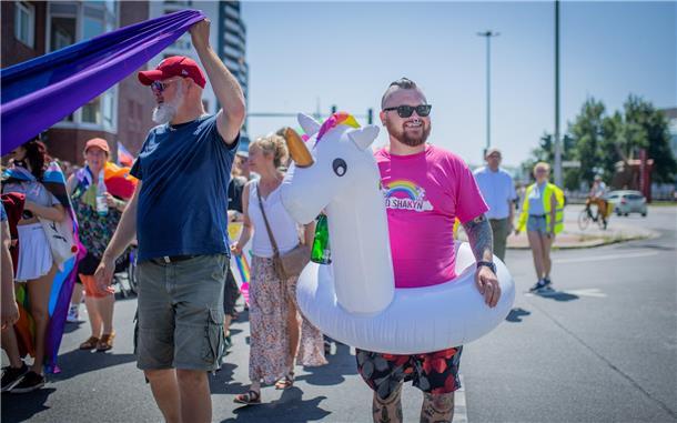 Bremerhaven feiert seinen zweiten Christopher-Street-Day mit einer Parade quer d...