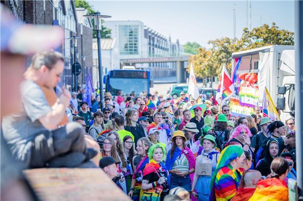 Bremerhaven feiert seinen zweiten Christopher-Street-Day mit einer Parade quer d...