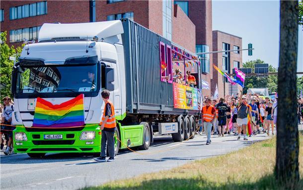 Bremerhaven feiert seinen zweiten Christopher-Street-Day mit einer Parade quer d...