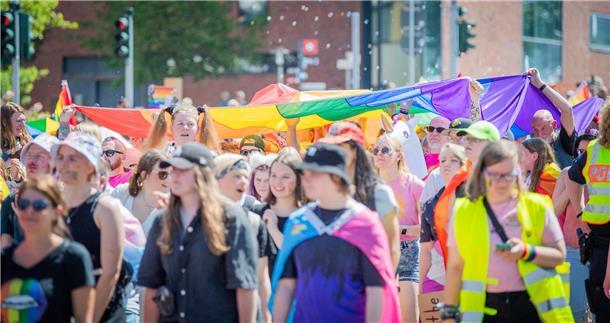 Bremerhaven feiert seinen zweiten Christopher-Street-Day mit einer Parade quer d...