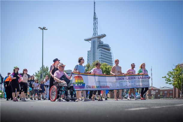Bremerhaven feiert seinen zweiten Christopher-Street-Day mit einer Parade quer d...