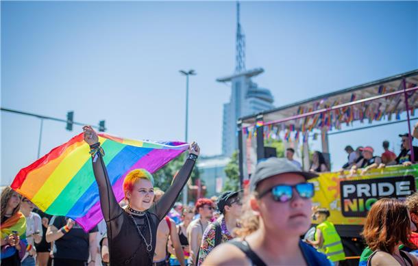 Bremerhaven feiert seinen zweiten Christopher-Street-Day mit einer Parade quer d...