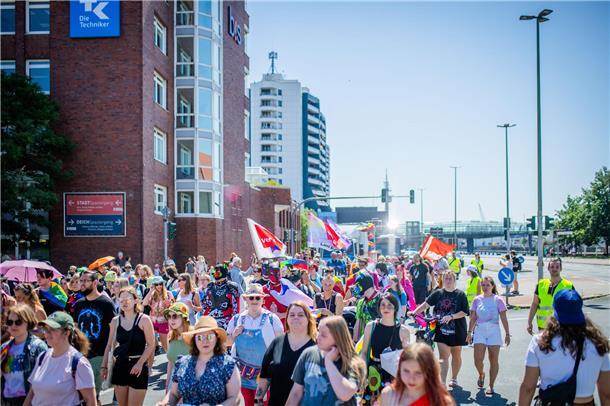 Bremerhaven feiert seinen zweiten Christopher-Street-Day mit einer Parade quer d...