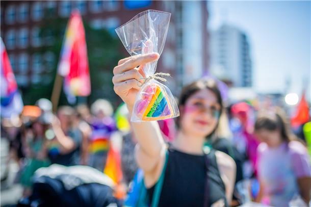 Bremerhaven feiert seinen zweiten Christopher-Street-Day mit einer Parade quer d...