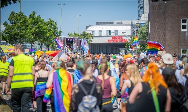Bremerhaven feiert seinen zweiten Christopher-Street-Day mit einer Parade quer d...