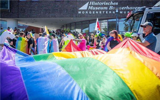 Bremerhaven feiert seinen zweiten Christopher-Street-Day mit einer Parade quer d...