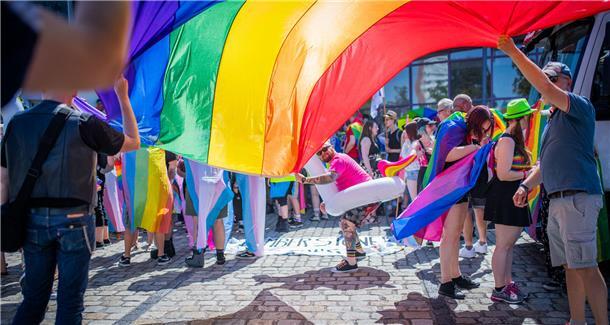 Bremerhaven feiert seinen zweiten Christopher-Street-Day mit einer Parade quer d...