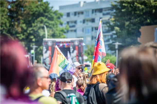 Bremerhaven feiert seinen zweiten Christopher-Street-Day mit einer Parade quer d...