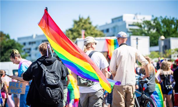 Bremerhaven feiert seinen zweiten Christopher-Street-Day mit einer Parade quer d...
