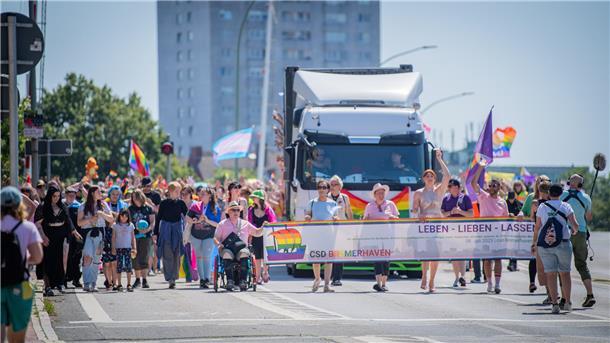 Bremerhaven feiert seinen zweiten Christopher-Street-Day mit einer Parade quer d...