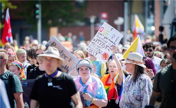 Bremerhaven feiert seinen zweiten Christopher-Street-Day mit einer Parade quer d...