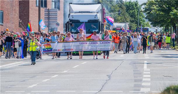 Bremerhaven feiert seinen zweiten Christopher-Street-Day mit einer Parade quer d...