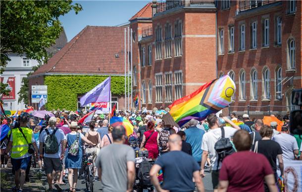 Bremerhaven feiert seinen zweiten Christopher-Street-Day mit einer Parade quer d...