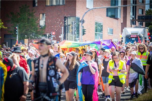Bremerhaven feiert seinen zweiten Christopher-Street-Day mit einer Parade quer d...