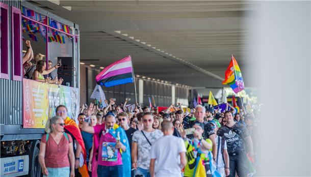 Bremerhaven feiert seinen zweiten Christopher-Street-Day mit einer Parade quer d...