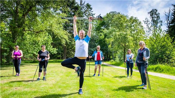 Bremerhaven hält sich fit im Freien während der Corona-Zeit. Übungsleiter Fred Ludwig vom Havenyoga und seine Teilnehmerin absolvieren Yoga im Bürgerpark.