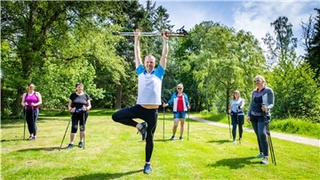 Bremerhaven hält sich fit im Freien während der Corona-Zeit. Übungsleiter Fred Ludwig vom Havenyoga und seine Teilnehmerin absolvieren Yoga im Bürgerpark.